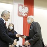 23.11.2021 Kielce. ŚUW. Odznaczenia państwowe dla zasłużonych. Na zdjęciu od lewej: wojewoda Zbigniew Koniusz i Marian Trzpiot / Jarosław Kubalski / Radio Kielce
