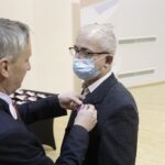 23.11.2021 Kielce. ŚUW. Odznaczenia państwowe dla zasłużonych. Na zdjęciu od lewej: wojewoda Zbigniew Koniusz i Jerzy Banaś / Jarosław Kubalski / Radio Kielce