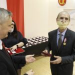 23.11.2021 Kielce. ŚUW. Odznaczenia państwowe dla zasłużonych. Na zdjęciu od lewej: wojewoda Zbigniew Koniusz i Zygmunt Bąk / Jarosław Kubalski / Radio Kielce