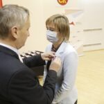 23.11.2021 Kielce. ŚUW. Odznaczenia państwowe dla zasłużonych. Na zdjęciu od lewej: wojewoda Zbigniew Koniusz i Marzanna Dach / Jarosław Kubalski / Radio Kielce