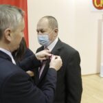 23.11.2021 Kielce. ŚUW. Odznaczenia państwowe dla zasłużonych. Na zdjęciu od lewej: wojewoda Zbigniew Koniusz i Roman Dusza / Jarosław Kubalski / Radio Kielce