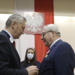 23.11.2021 Kielce. ŚUW. Odznaczenia państwowe dla zasłużonych. Na zdjęciu od lewej: wojewoda Zbigniew Koniusz i Włodzimierz Hajder / Jarosław Kubalski / Radio Kielce