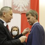 23.11.2021 Kielce. ŚUW. Odznaczenia państwowe dla zasłużonych. Na zdjęciu od lewej: wojewoda Zbigniew Koniusz i Zbigniew Kasprzyk / Jarosław Kubalski / Radio Kielce