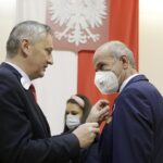 23.11.2021 Kielce. ŚUW. Odznaczenia państwowe dla zasłużonych. Na zdjęciu od lewej: wojewoda Zbigniew Koniusz i Krzysztof Kwiecień / Jarosław Kubalski / Radio Kielce