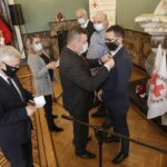 26.11.2021 Kielce. WDK. Odznaczenia i wyróżnienia dla Honorowych Krwiodawców. Odznaki "Honorowy Dawca Krwi" otrzymują Łukasz Wilk, Dariusz Szydełko i Artur Pacocha. Wręczają je marszałek Andrzej Bętkowski i prezes Świętokrzyskiego Oddziału Polskiego Czerwonego Krzyża Jarosław Ciura / Jarosław Kubalski / Radio Kielce