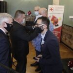 26.11.2021 Kielce. WDK. Odznaczenia i wyróżnienia dla Honorowych Krwiodawców. Odznaki "Honorowy Dawca Krwi" otrzymują Łukasz Wilk, Dariusz Szydełko i Artur Pacocha. Wręczają je marszałek Andrzej Bętkowski i prezes Świętokrzyskiego Oddziału Polskiego Czerwonego Krzyża Jarosław Ciura / Jarosław Kubalski / Radio Kielce