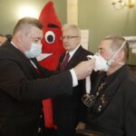 26.11.2021 Kielce. WDK. Odznaczenia i wyróżnienia dla Honorowych Krwiodawców. Kryształowe Serca otrzymali Tadeusz Woźniak i Bogdan WIlczyński. Wręczają je marszałek Andrzej Bętkowski i prezes Świętokrzyskiego Oddziału Polskiego Czerwonego Krzyża Jarosław Ciura / Jarosław Kubalski / Radio Kielce