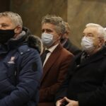 29.11.2021. Kielce. Rocznica ingresu biskupa Jana Piotrowskiego do Bazyliki Katedralnej w Kielcach. Na zdjęciu (od lewej): Zbigniew Koniusz - wojewoda świętokrzyski, senator Krzysztof Słoń, poseł Krzysztof Lipiec / Jarosław Kubalski / Radio Kielce