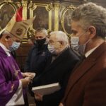 29.11.2021. Kielce. Rocznica ingresu biskupa Jana Piotrowskiego do Bazyliki Katedralnej w Kielcach. Na zdjęciu (od lewej): biskup Jan Piotrowski, Zbigniew Koniusz - wojewoda świętokrzyski, senator Krzysztof Słoń, poseł Krzysztof Lipiec / Jarosław Kubalski / Radio Kielce