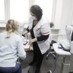 30.11.2021. Kielce. Badania wzroku w ramach kampanii edukacyjnej „Mamy zaćmę na oku” / Jarosław Kubalski / Radio Kielce