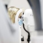 30.11.2021. Kielce. Badania wzroku w ramach kampanii edukacyjnej „Mamy zaćmę na oku” / Jarosław Kubalski / Radio Kielce