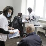 30.11.2021. Kielce. Badania wzroku w ramach kampanii edukacyjnej „Mamy zaćmę na oku” / Jarosław Kubalski / Radio Kielce