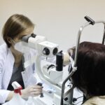 30.11.2021. Kielce. Badania wzroku w ramach kampanii edukacyjnej „Mamy zaćmę na oku” / Jarosław Kubalski / Radio Kielce