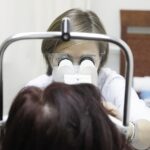 30.11.2021. Kielce. Badania wzroku w ramach kampanii edukacyjnej „Mamy zaćmę na oku” / Jarosław Kubalski / Radio Kielce