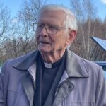 06.11.2021. Nowy Skoszyn, w gminie Waśniów. Wsparcie Domu Opieki Św. Brata Alberta „Nasze gospodarstwo”. Na zdjęciu: ks. Jan Mikos - dyrektor Domu Opieki św. Brata Alberta „Nasze gospodarstwo” / Emilia Sitarska / Radio Kielce