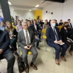 23.11.2021. Kunów. Promocja ścieżki geoedukacyjnej i przewodnika po Dolinie Świśliny. Na zdjęciu (od lewej): Piotr Bek - przewodniczący rady gminy w Kunowie, dr hab. Piotr Szrek, zastępca dyrektora ds. badań i rozwoju Państwowego Instytutu Geologicznego Państwowego Instytutu Badawczego, Lech Łodej - burmistrz gminy Kunów, poseł Agata Wojtyszek, poseł Andrzej Kryj / Emilia Sitarska / Radio Kielce