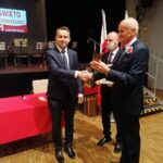 11.11.2021. Pacanów. Wręczenie „Pacanowskich Laurów”. Laur Specjalny 2021 i tytuł przyjaciela miasta i gminy pacanów otrzymał minister Michał Cieślak ds. rozwoju samorządów. Wręcza Wiesław Skop - burmistrz Pacanowa, przewodniczący kapituły, obok Artur Czub - przewodniczący Rady Miejskiej / Marta Gajda-Kruk / Radio Kielce