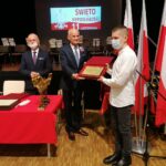 11.11.2021. Pacanów. Wręczenie „Pacanowskich Laurów”. Specjalne wyróżnienie otrzymał Karol Dziekan - absolwent szkoły podstawowej w Pacanowie, obecnie uczeń drugiej klasy Liceum Ogólnokształcącego im. Adama Mickiewicza w Tarnowie. Wręcza Wiesław Skop - burmistrz Pacanowa, przewodniczący kapituły, obok Artur Czub - przewodniczący Rady Miejskiej / Marta Gajda-Kruk / Radio Kielce