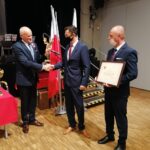 11.11.2021. Pacanów. Wręczenie „Pacanowskich Laurów”. Laur Pacanowski w kategorii Talent roku 2021 odebrał uczeń Zespołu Szkół Energetycznych w Połańcu Łukasz Kunat. Wręcza Wiesław Skop burmistrz Pacanowa, przewodniczący kapituły, obok Artur Czub - przewodniczący Rady Miejskiej / Marta Gajda-Kruk / Radio Kielce