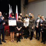 11.11.2021. Pacanów. Wręczenie „Pacanowskich Laurów”. Nagrodę w kategorii Sukces zawodowy 2021 otrzymał zespół Europejskiego Centrum Bajki im. Koziołka Matołka w Pacanowie. Przewodniczący Rady Miejskiej - Artur Czub i Aleksandra Stachniak - dyrektor ECB / Marta Gajda-Kruk / Radio Kielce