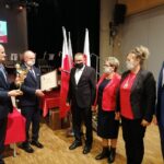 11.11.2021. Pacanów. Wręczenie „Pacanowskich Laurów”. Laur Pacanowski w kategorii Aktywność w działalności pozarządowej i charytatywnej kapituła przyznała Stowarzyszeniu Diamenty Powiśla. Wręcza Wiesław Skop - burmistrz Pacanowa, przewodniczący kapituły, obok Artur Czub - przewodniczący Rady Miejskiej / Marta Gajda-Kruk / Radio Kielce