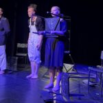 22.11.2021. Kielce. Teatr Zbożowy, spektakl „Historia wg Gombrowicza”. Na zdjęciu (od lewej): Jakub Woźniak, Andrzej Tusień, Karolina Saługa. / Dorota Klusek / Radio Kielce