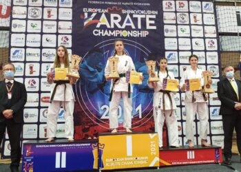 Na zdjęciu (w środku): Martyna Białecka / Konecka sekcja karate kyokushin