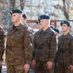 10.11.2021. Końskie. Obchody odzyskania przez Polskę niepodległości. Złożenie kwiatów w miejscu dawnych koszar / Adam Kubka / Starostwo powiatowe w Końskich