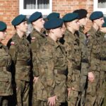 10.11.2021. Końskie. Obchody odzyskania przez Polskę niepodległości. Złożenie kwiatów w miejscu dawnych koszar / Adam Kubka / Starostwo powiatowe w Końskich