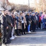 10.11.2021. Końskie. Obchody odzyskania przez Polskę niepodległości. Złożenie kwiatów w miejscu dawnych koszar / Adam Kubka / Starostwo powiatowe w Końskich