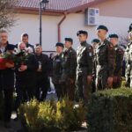 10.11.2021. Końskie. Obchody odzyskania przez Polskę niepodległości. Złożenie kwiatów w miejscu dawnych koszar / Adam Kubka / Starostwo powiatowe w Końskich