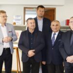 10.11.2021. Końskie. Wystawa - jak kształtowały się granice Polski po odzyskaniu niepodległości w 1918 roku. Na zdjęciu (od lewej): Grzegorz Piec - starosta konecki, Jarosław Staciwa - członek zarządu powiatu,  Jacek Werens - dyrektor PUP w Końskich, Wiesław Skowron - wicestarosta, Dariusz Banasik - członek zarządu powiatu / Adam Kubka / Starostwo Powiatowe w Końskich