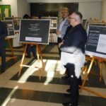 10.11.2021. Końskie. Wystawa - jak kształtowały się granice Polski po odzyskaniu niepodległości w 1918 roku. Na zdjęciu (od lewej): Marian Wikiera - naczelnik wydziału promocji i kultury, Grzegorz Piec - starosta konecki, Dariusz Banasik - członek zarządu powiatu / Adam Kubka / Starostwo Powiatowe w Końskich