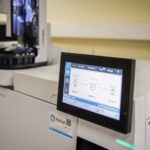 17.11.2021. Kielce. Przekazanie dofinansowania na nowoczesny sprzęt dla policji. Chromatograf gazowy z detektorem GCMS / Zespół Prasowy Komendy Wojewódzkiej Policji w Kielcach