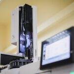 17.11.2021. Kielce. Przekazanie dofinansowania na nowoczesny sprzęt dla policji. Chromatograf gazowy z detektorem GCMS / Zespół Prasowy Komendy Wojewódzkiej Policji w Kielcach