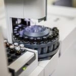 17.11.2021. Kielce. Przekazanie dofinansowania na nowoczesny sprzęt dla policji. Chromatograf gazowy z detektorem GCMS / Zespół Prasowy Komendy Wojewódzkiej Policji w Kielcach