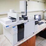 17.11.2021. Kielce. Przekazanie dofinansowania na nowoczesny sprzęt dla policji. Chromatograf gazowy z detektorem GCMS / Zespół Prasowy Komendy Wojewódzkiej Policji w Kielcach