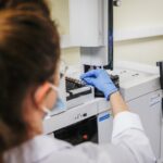 17.11.2021. Kielce. Przekazanie dofinansowania na nowoczesny sprzęt dla policji. Chromatograf gazowy z detektorem GCMS / Zespół Prasowy Komendy Wojewódzkiej Policji w Kielcach