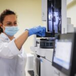 17.11.2021. Kielce. Przekazanie dofinansowania na nowoczesny sprzęt dla policji. Chromatograf gazowy z detektorem GCMS / Zespół Prasowy Komendy Wojewódzkiej Policji w Kielcach