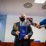 17.11.2021. Kielce. Przekazanie dofinansowania na nowoczesny sprzęt dla policji. Na zdjęciu (od lewej): nadinspektor Jarosław Kaleta - Komendant Wojewódzki Policji w Kielcach, Andrzej Bętkowski - marszałek województwa świętokrzyskiego / Zespół Prasowy Komendy Wojewódzkiej Policji w Kielcach