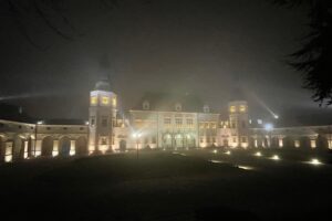 mgła pałac biskupów / Wiktor Taszłow / Radio Kielce