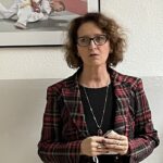 19.11.2021. Ostrowiec Św. Wernisaż wystawy w Szkole Mistrzostwa Sportowego. Na zdjęciu: Anna Trojanowska - dyrektor szkoły / Emilia Sitarska / Radio Kielce