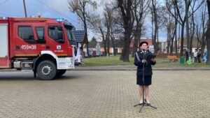 09.11.2021. Ćmielów. Uroczyste powitanie średniego samochodu ratowniczo-gaśniczego na potrzeby OSP Ćmielów. Na zdjęciu Joanna Suska - burmistrz Ćmielowa / Emilia Sitarska / Radio Kielce