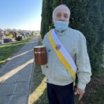 01.11.2021. Ożarów. Kwesta na ożarowskim cmentarzu. Na zdjęciu kwestujący Henryk Raczyński / Emilia Sitarska / Radio Kielce