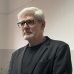 19.11.2021. Ostrowiec Św. Wernisaż wystawy w Szkole Mistrzostwa Sportowego. Na zdjęciu: Stanisław Dulny - artysta fotografik / Emilia Sitarska / Radio Kielce