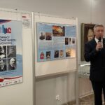 29.11.2021. Ostrowiec Świętokrzyski. Otwarcie wystawy „Cukrownicy - bohaterowie naszej niepodległości”. Na zdjęciu Waldemar Brociek - kustosz Izby Pamięci Cukrownictwa, a także kurator wystawy / Emilia Sitarska / Radio Kielce