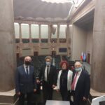 19.11.2021. Warszawa. Wycieczka seniorów z senatorem Krzysztofem Słoniem do sejmu i senatu. Na zdjęciu (od lewej): Stefan Bąk - członek zarządu powiatu kieleckiego, Krzysztof Słoń - senator PiS, seniorzy z regionu / Krzysztof Słoń/archiwum prywatne