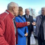 06.11.2021. Nowy Skoszyn, w gminie Waśniów. Wsparcie Domu Opieki Św. Brata Alberta „Nasze gospodarstwo”. Przekazanie kluczyków od samochodu. Na zdjęciu (od lewej): Marian Wójcik poseł Agata Wojtyszek, Krzysztof Gajewski - wójt Waśniowa, ks. Jan Mikos / Emilia Sitarska / Radio Kielce