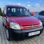 06.11.2021. Nowy Skoszyn, w gminie Waśniów. Wsparcie Domu Opieki Św. Brata Alberta „Nasze gospodarstwo”. Samochód dla domu opieki / Emilia Sitarska / Radio Kielce