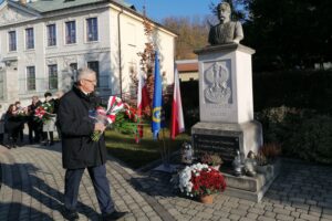 11.11.2021. Pińczów. Obchody 103. rocznicy odzyskania przez Polskę niepodległości. Na zdjęciu: poseł Czesław Siekierski - poseł PSL / Marta Gajda-Kruk / Radio Kielce